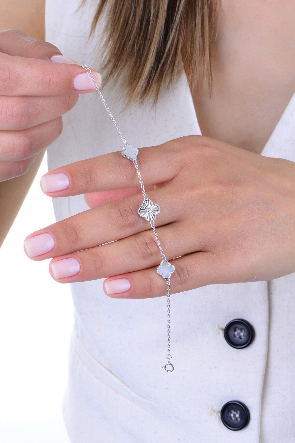 Gümüş rodyumlu lazer işlemi sedef taşlı clover yonca bileklik SGTL12928BEYAZ