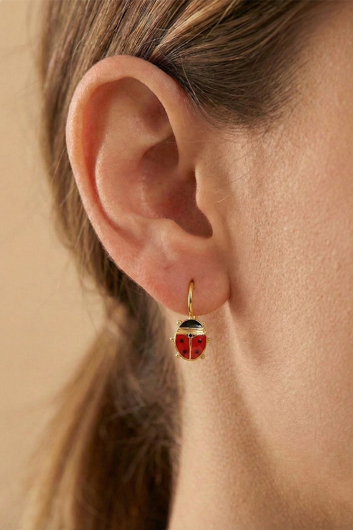 925 ayar gümüş küpe altın yaldızlı kırmızı mineli çengelli uğur böceği küpe SGTL13183GOLD