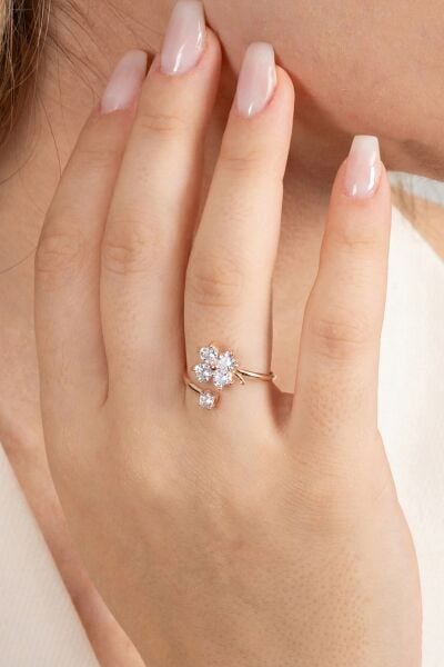 925 ayar gümüş yüzük rose zirkon taşlı üstten ayarlamalı yonca modeli yüzük SGTL13126BEYAZ