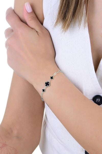 Gümüş rodyumlu onix taşlı ataç zincir detaylı çift zincirli yonca bileklik SGTL12929RODAJ