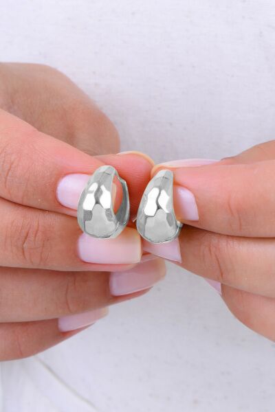 Gümüş rodyumlu üzeri desenli kavisli halka küpe SGTL12992RODAJ