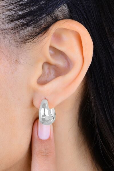 Gümüş rodyumlu üzeri desenli kavisli halka küpe SGTL12992RODAJ