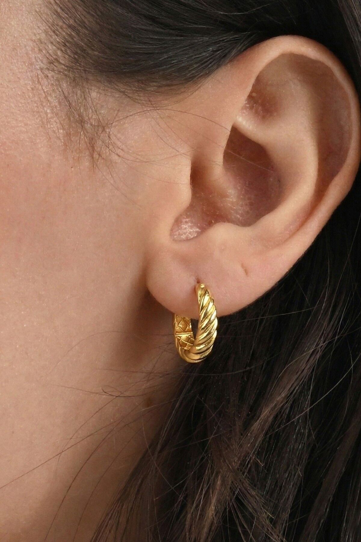 925 Ayar Gümüş küpe Üzeri Altın Kaplama Retro Görünümlü Burgu Modeli Küpe SGTL13198GOLD