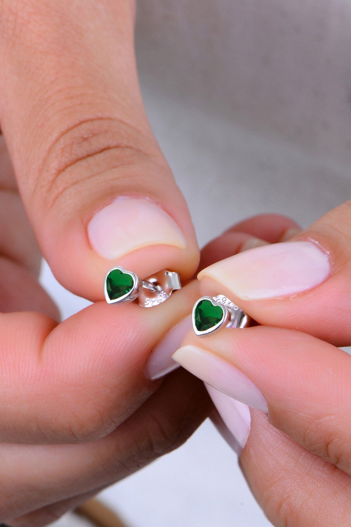 Gümüş rodyumlu yeşil taşlı sıvama modeli kalp küpe SGTL12997YESIL