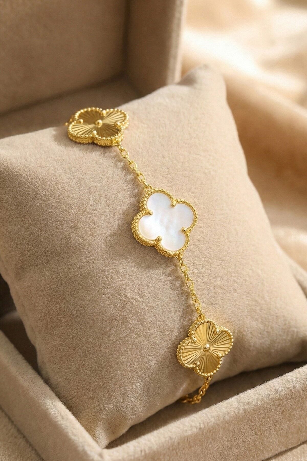 925 Ayar Gümüş Bileklik Altın Kaplama Sedef Taşlı Lazerli Tasarım Yonca Bileklik SGTL13204BEYAZ