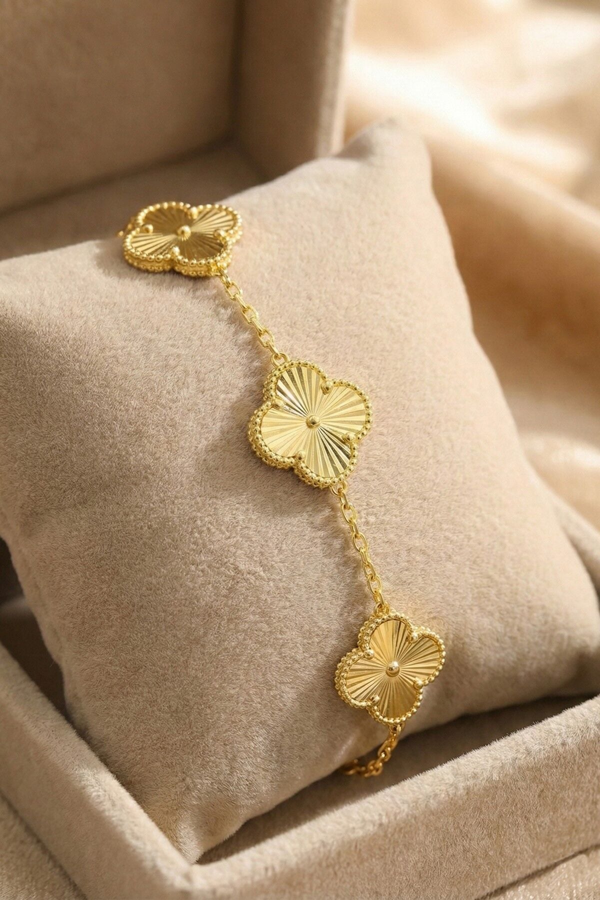 925 Ayar Gümüş Bileklik Altın Kaplama Lazerli Tasarım Yonca Bileklik SGTL13204GOLD