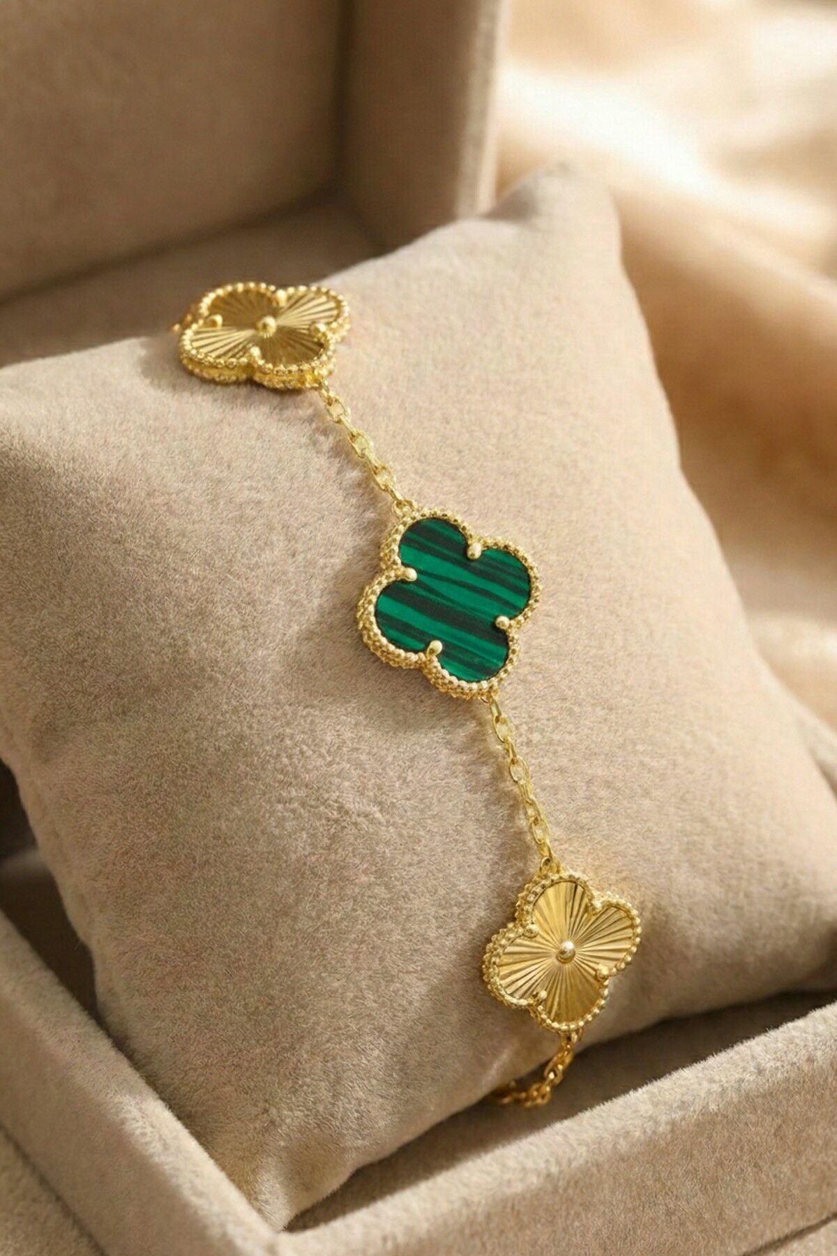 925 Ayar Gümüş Bileklik Altın Kaplama Malahit Taşlı Lazerli Tasarım Yonca Bileklik SGTL13204YESIL