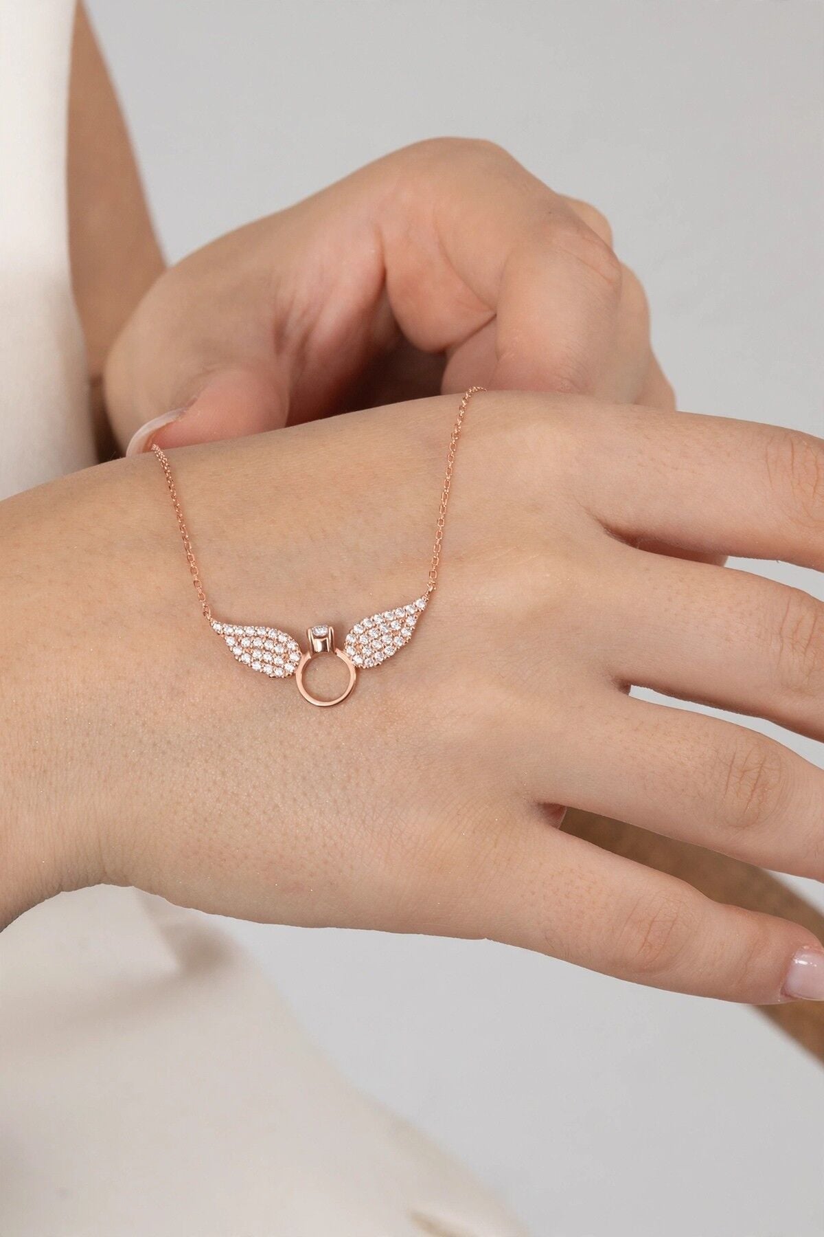 925 Ayar Gümüş Kolye Rose Gold Zirkon Taşlı Melek Kanadı Figürlü Mini Tektaş Yüzük Kadın Kolye SGTL13547ROSE