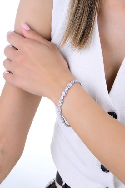 Gümüş rodyumlu pırlanta modeli baget kesim zirkon sıra taşlı bileklik SGTL12889RODAJ