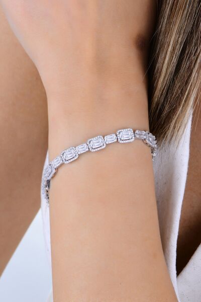 Gümüş rodyumlu pırlanta modeli baget kesim zirkon sıra taşlı bileklik SGTL12889RODAJ