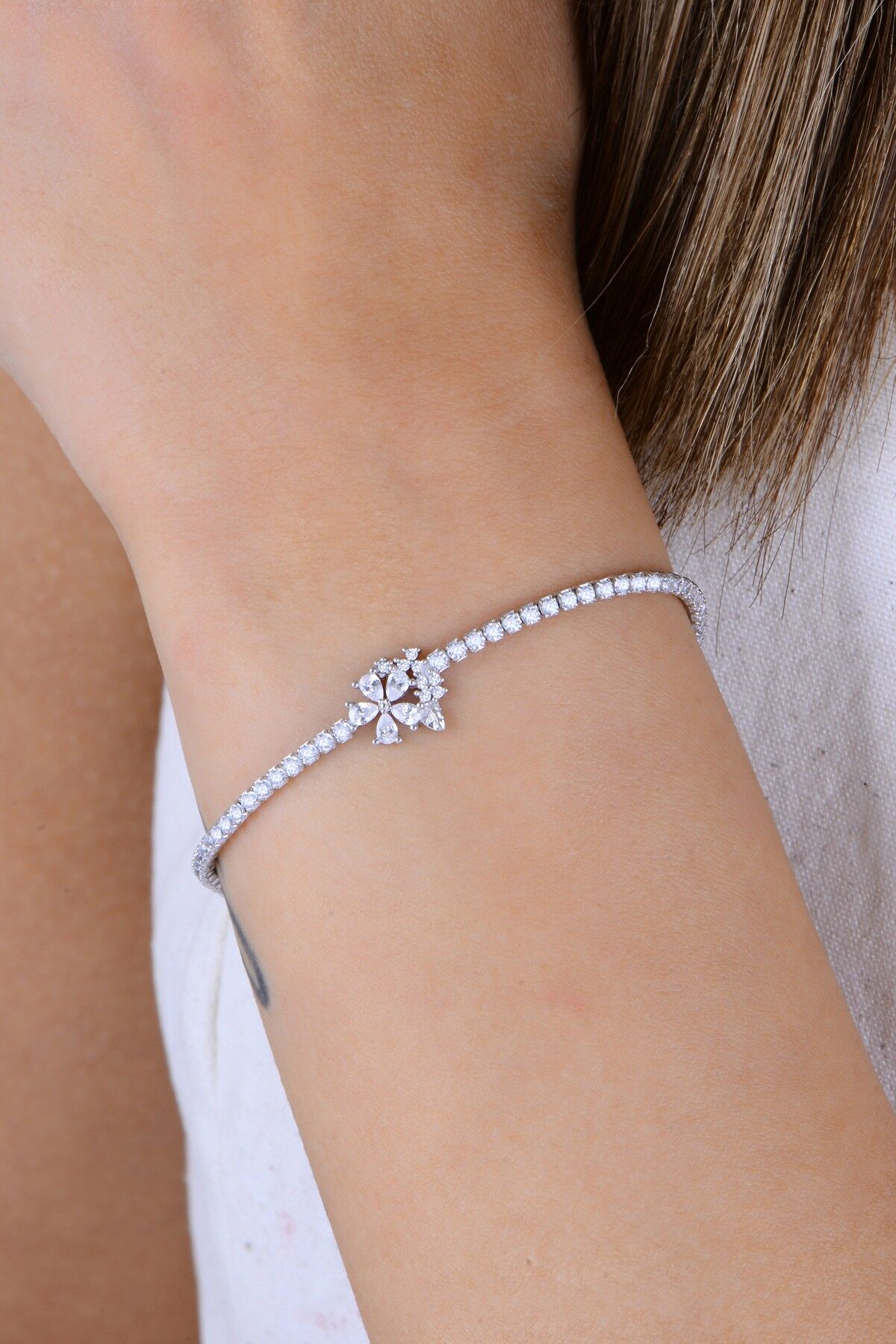 Gümüş rodyumlu pırlanta modeli zirkon taşlı bahar çiçekleri su yolu bileklik SGTL12902BEYAZ