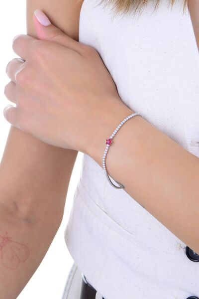 Gümüş rodyumlu pırlanta modeli fuşya zirkon taşlı yıldız detaylı su yolu bileklik. SGTL12903FUSYA