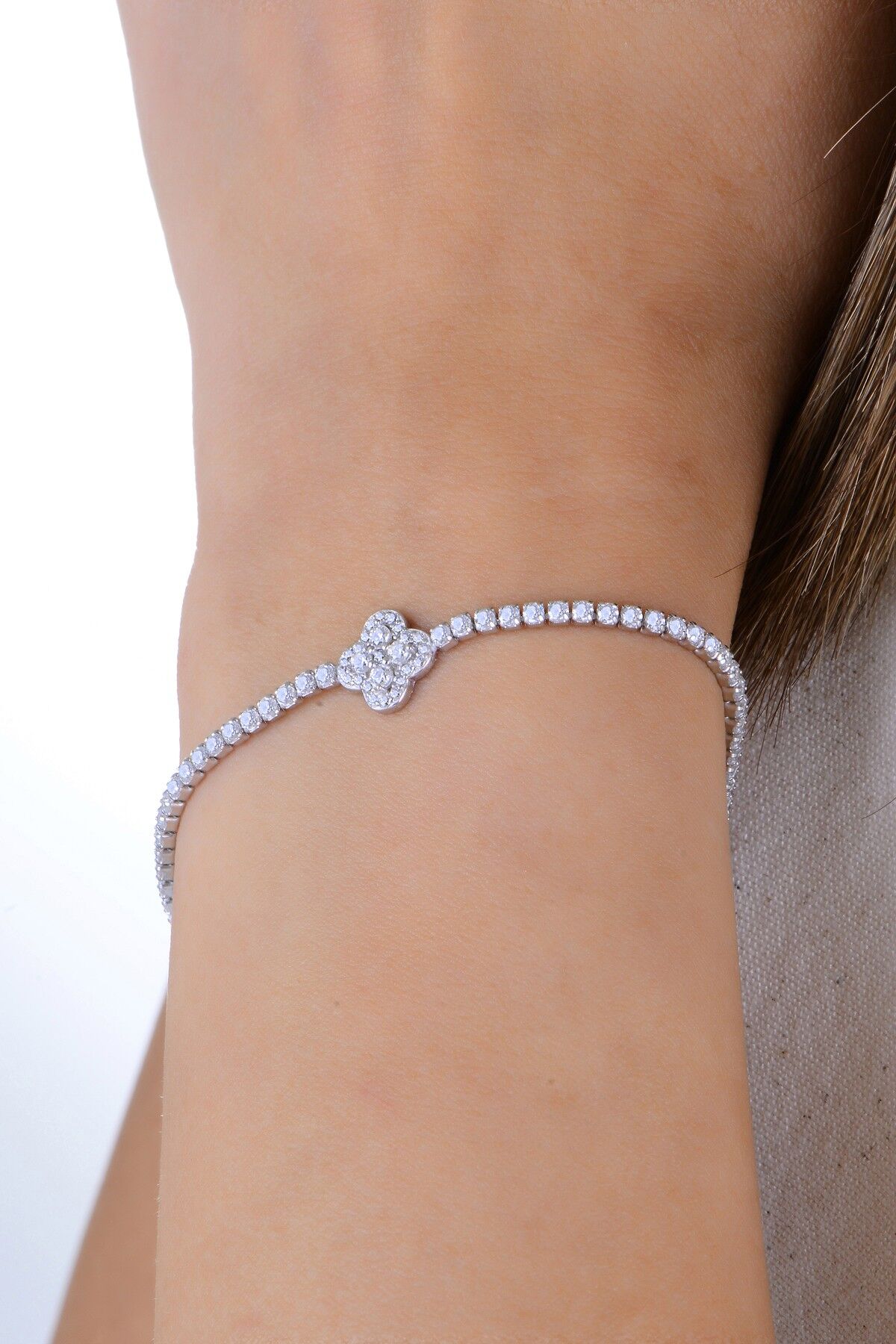 Gümüş rodyumlu pırlanta modeli zirkon taşlı yonca detaylı su yolu bileklik. SGTL12904BEYAZ