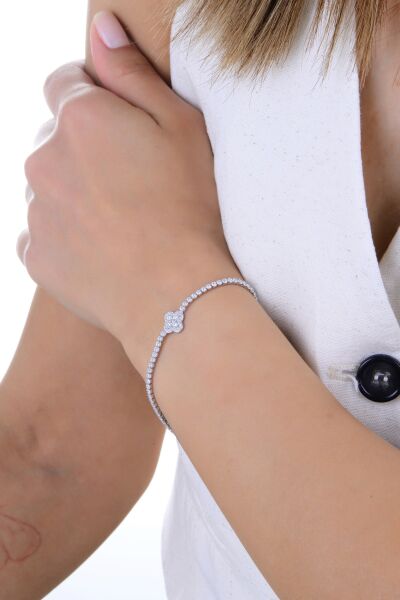 Gümüş rodyumlu pırlanta modeli zirkon taşlı yonca detaylı su yolu bileklik. SGTL12904BEYAZ