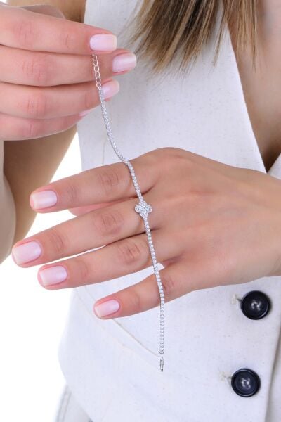 Gümüş rodyumlu pırlanta modeli zirkon taşlı yonca detaylı su yolu bileklik. SGTL12904BEYAZ