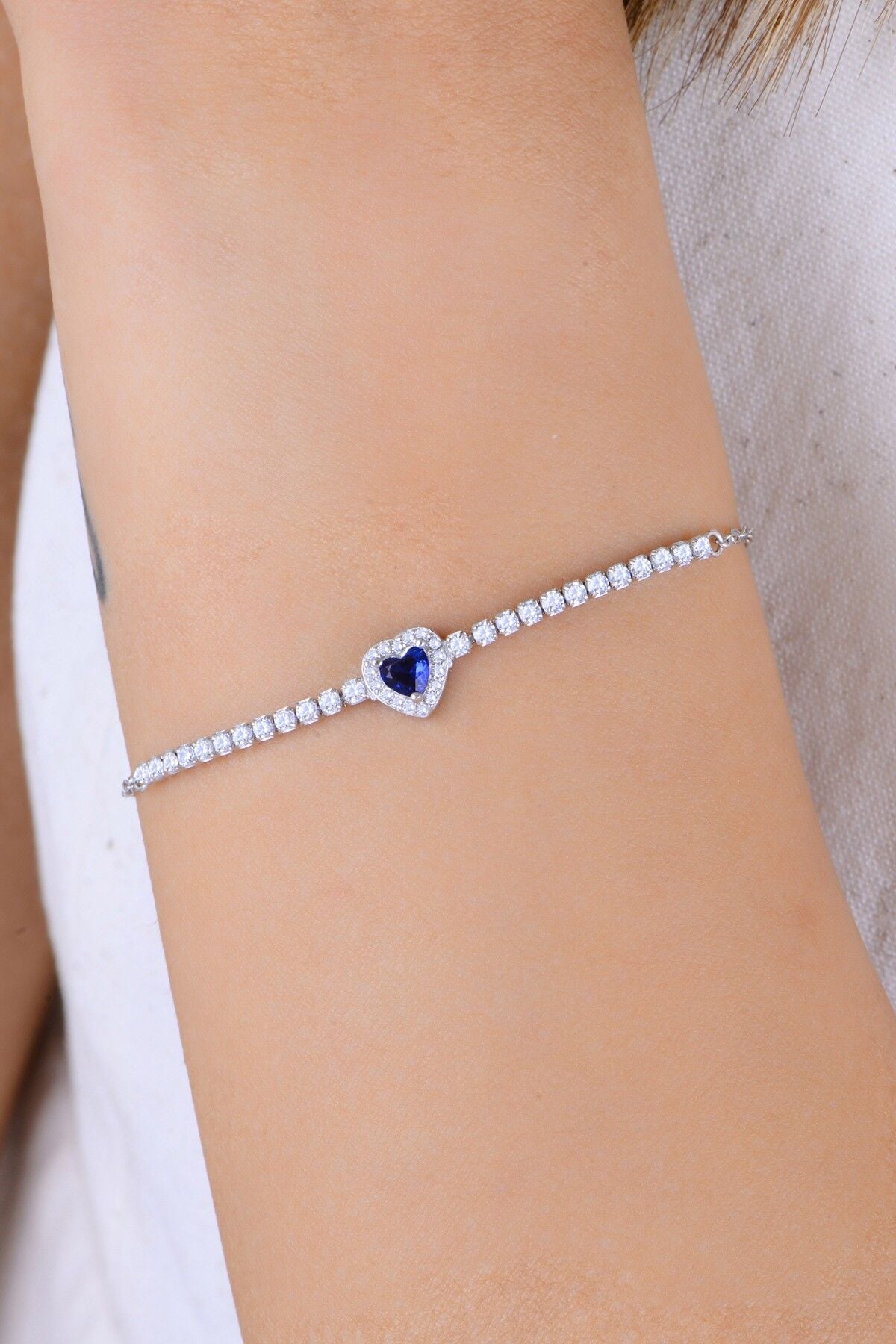 Gümüş rodyumlu pırlanta modeli safir ve zirkon taşlı kalp detaylı su yolu bileklik. SGTL12905LACIVERT