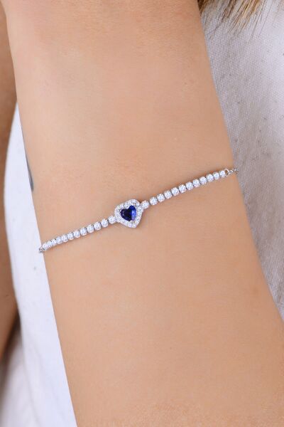 Gümüş rodyumlu pırlanta modeli safir ve zirkon taşlı kalp detaylı su yolu bileklik. SGTL12905LACIVERT