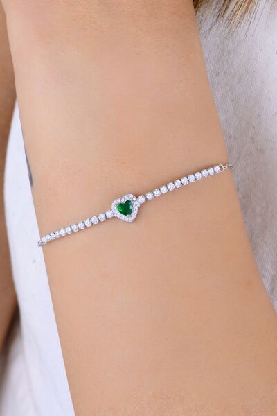 Gümüş rodyumlu pırlanta modeli  zümrüt ve zirkon taşlı kalp detaylı su yolu bileklik. SGTL12905YESIL