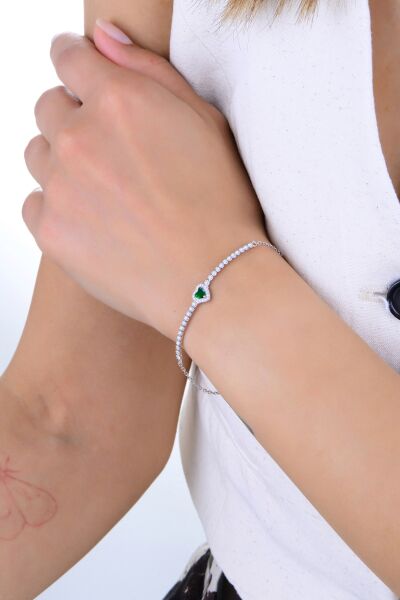 Gümüş rodyumlu pırlanta modeli  zümrüt ve zirkon taşlı kalp detaylı su yolu bileklik. SGTL12905YESIL