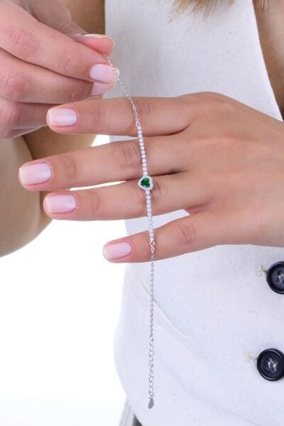 Gümüş rodyumlu pırlanta modeli  zümrüt ve zirkon taşlı kalp detaylı su yolu bileklik. SGTL12905YESIL