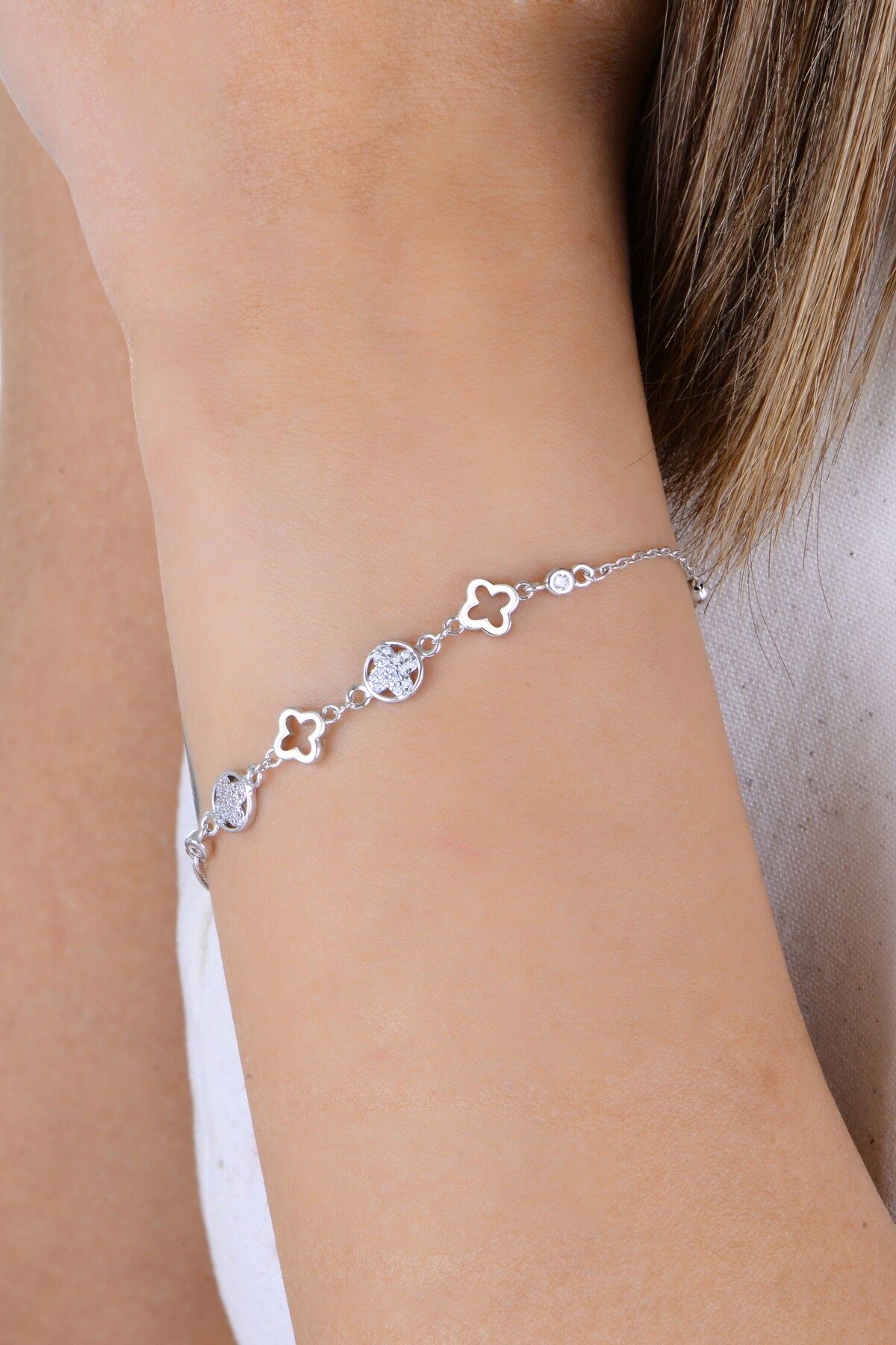 Gümüş rodyumlu zirkon taşlı çerçeveli yonca bileklik  SGTL12924RODAJ