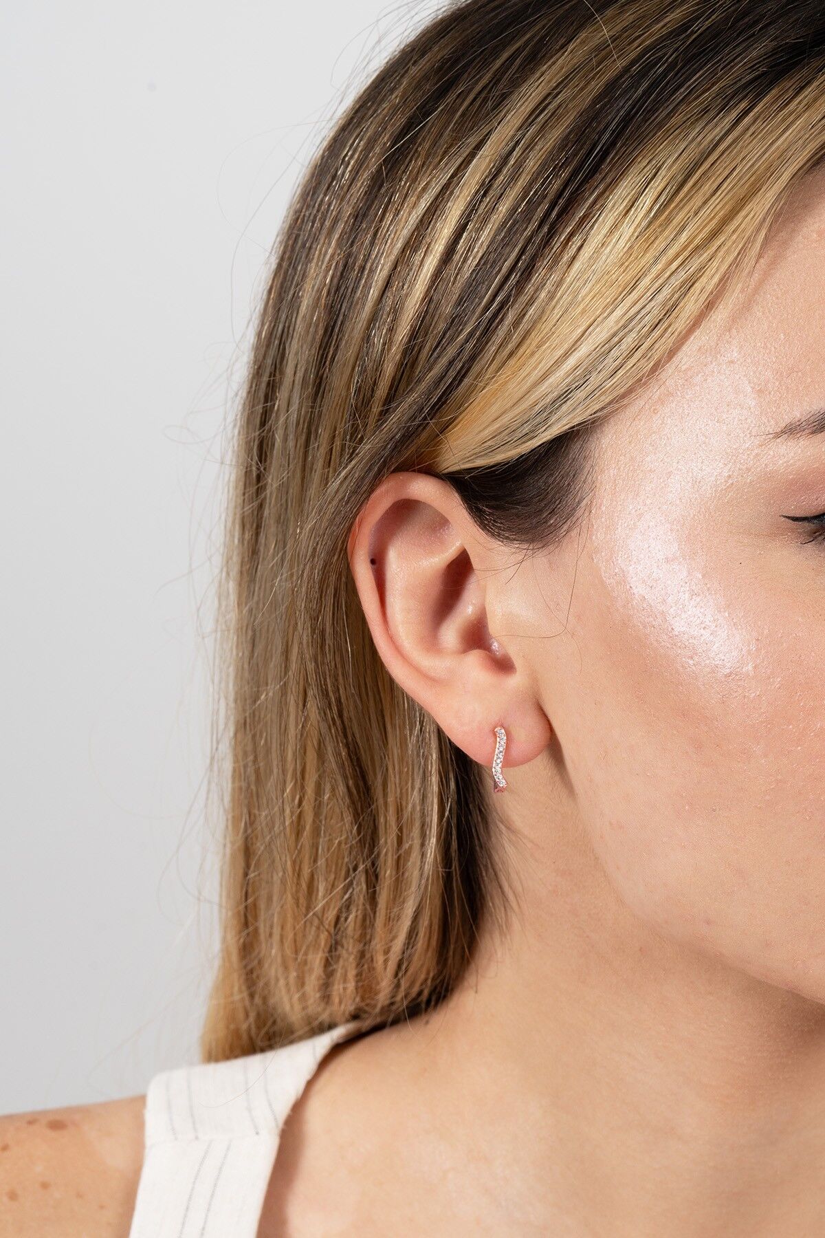 925 ayar gümüş küpe rose zirkon taşlı dalgalı j model küpe SGTL13164ROSE