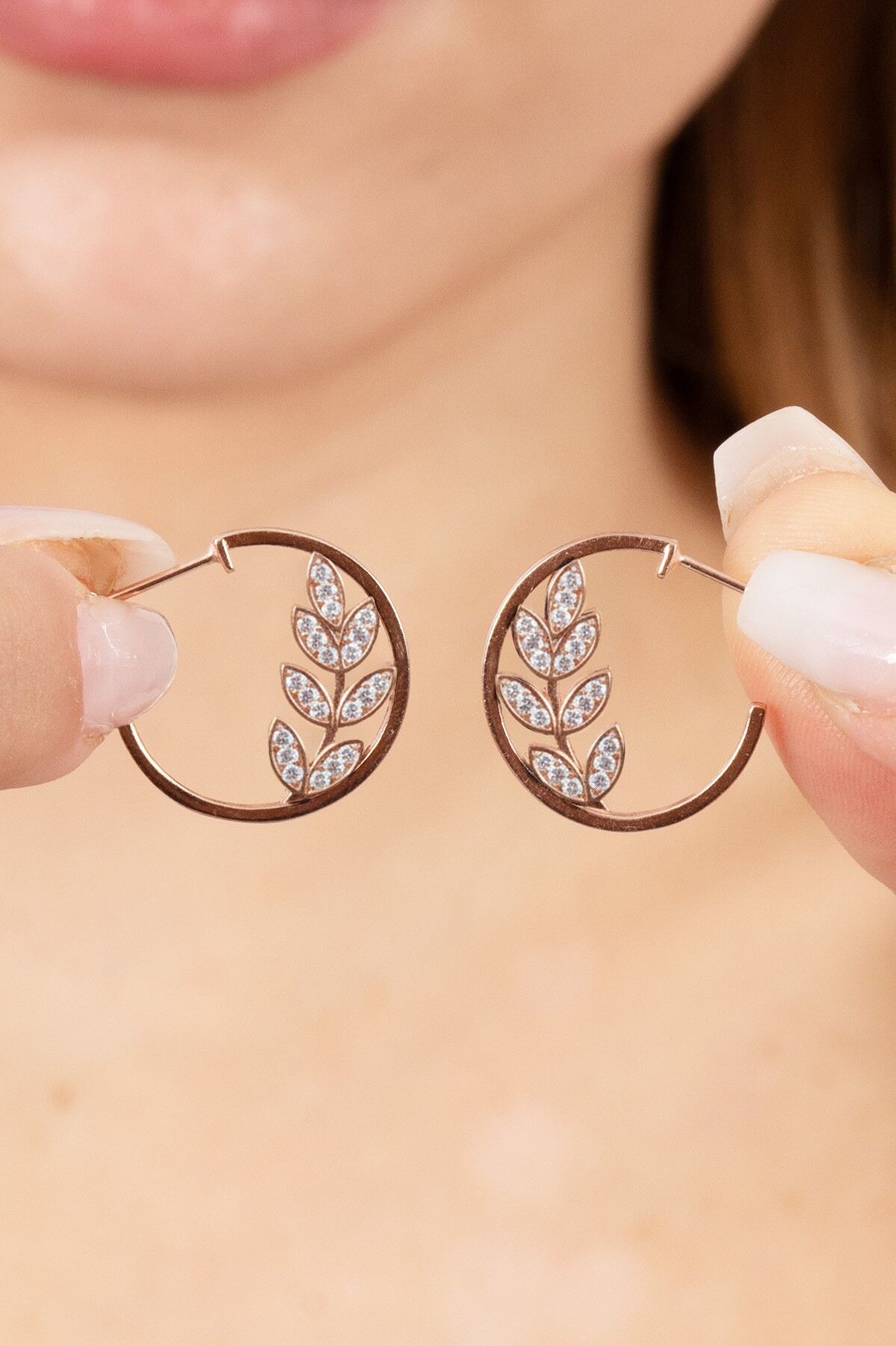 925 ayar gümüş küpe rose zirkon taşlı yaprak modeli halka küpe. SGTL13166BEYAZ