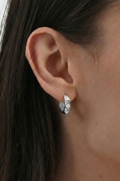 925 Ayar Gümüş küpe Üzeri Rodyumlu Prizma Dokulu Modern Halka Küpe SGTL13188RODAJ