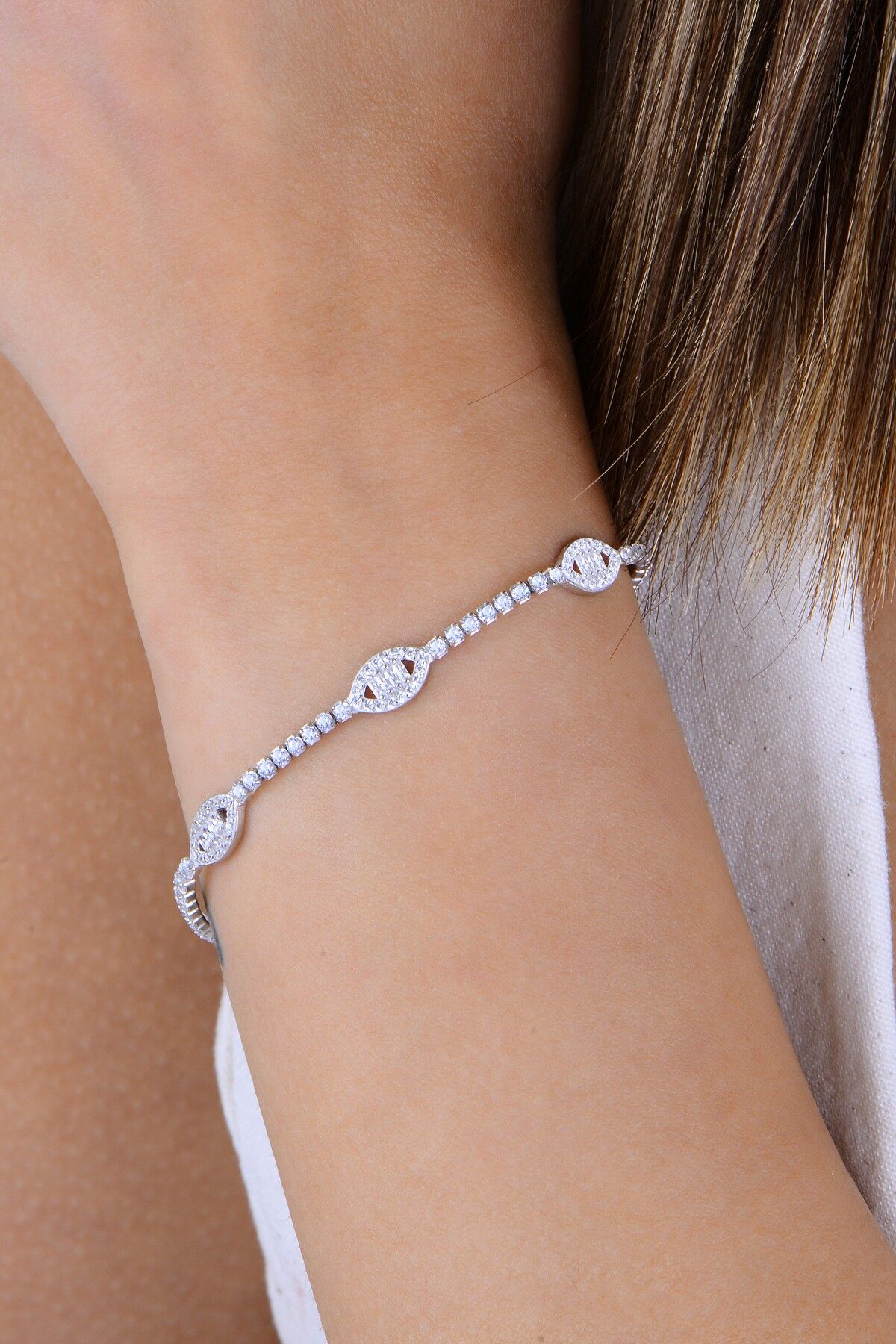 Gümüş rodyumlu pırlanta modeli baget kesim zirkon taşlı göz dizisi su yolu bileklik SGTL12912BEYAZ