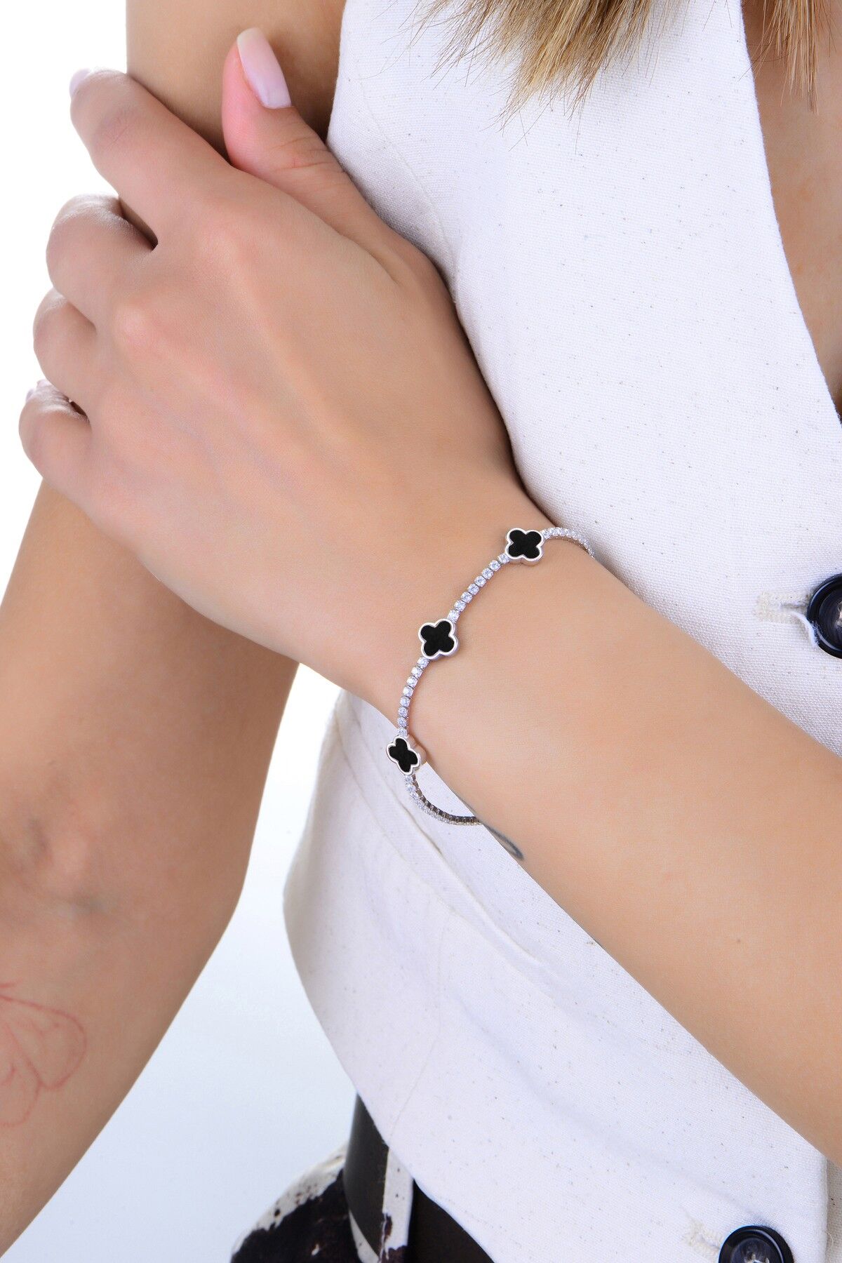 Gümüş rodyumlu pırlanta modeli onix ve zirkon taşlı yonca dizisi su yolu bileklik SGTL12913SIYAH
