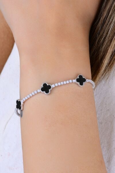 Gümüş rodyumlu pırlanta modeli onix ve zirkon taşlı yonca dizisi su yolu bileklik SGTL12913SIYAH