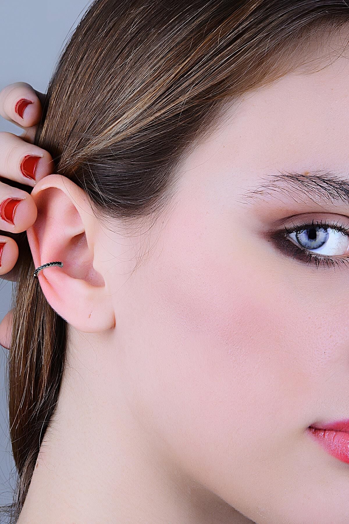 Gümüş rodyumlu siyah taşlı sıkıştırmalı kıkırdak küpe ear cuff SGTL11965RODAJ