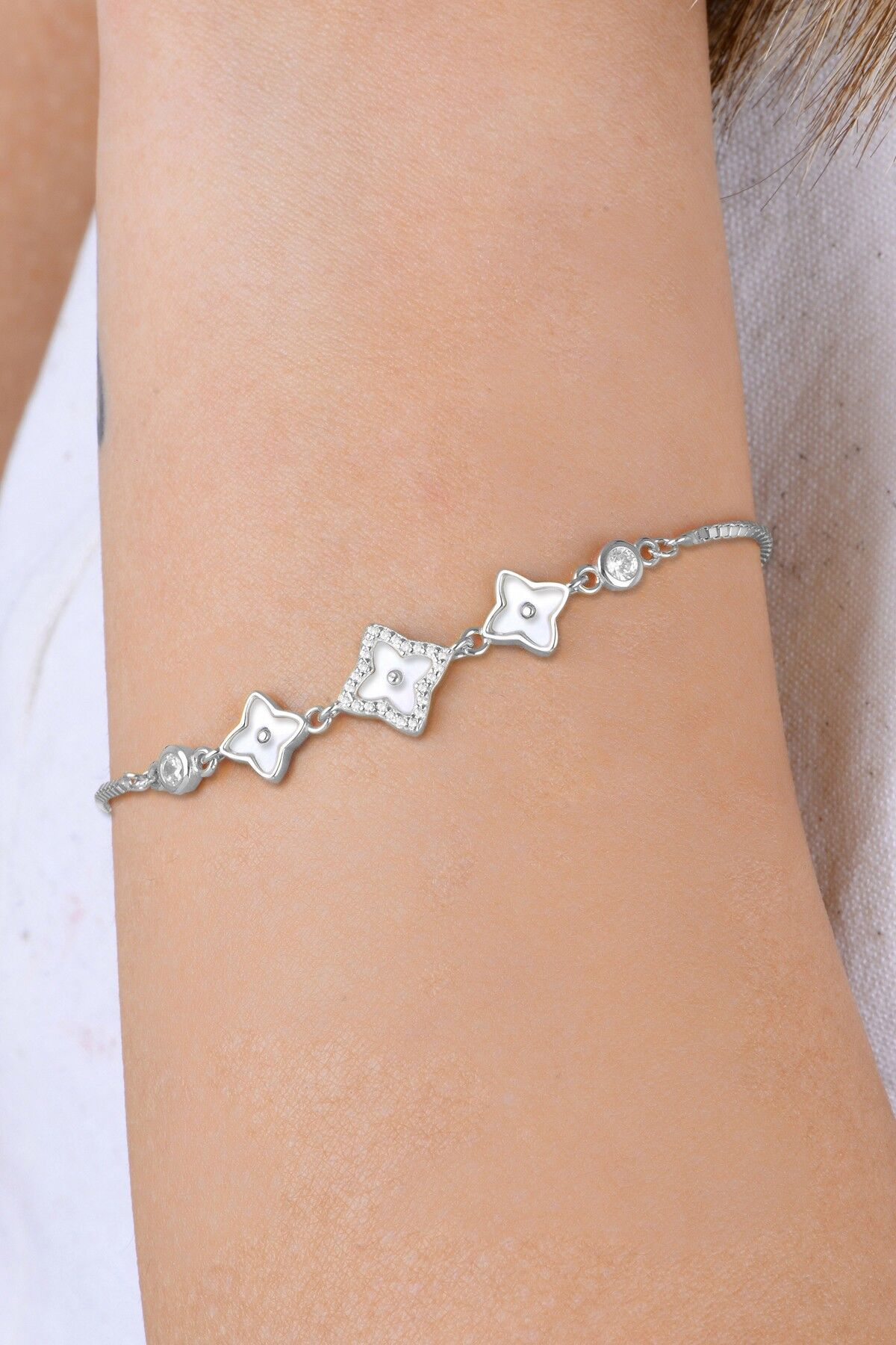 Gümüş rodyumlu sedef ve zirkon taşlı tria şans yıldızı yonca bileklik SGTL12916RODAJ
