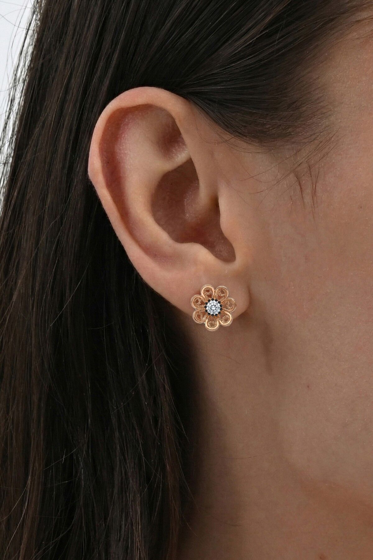 925 Ayar Gümüş Küpe Rose Telkari İşlemeli Zirkon Taşlı Papatya Modeli Vidalı Küpe SGTL13243BEYAZ