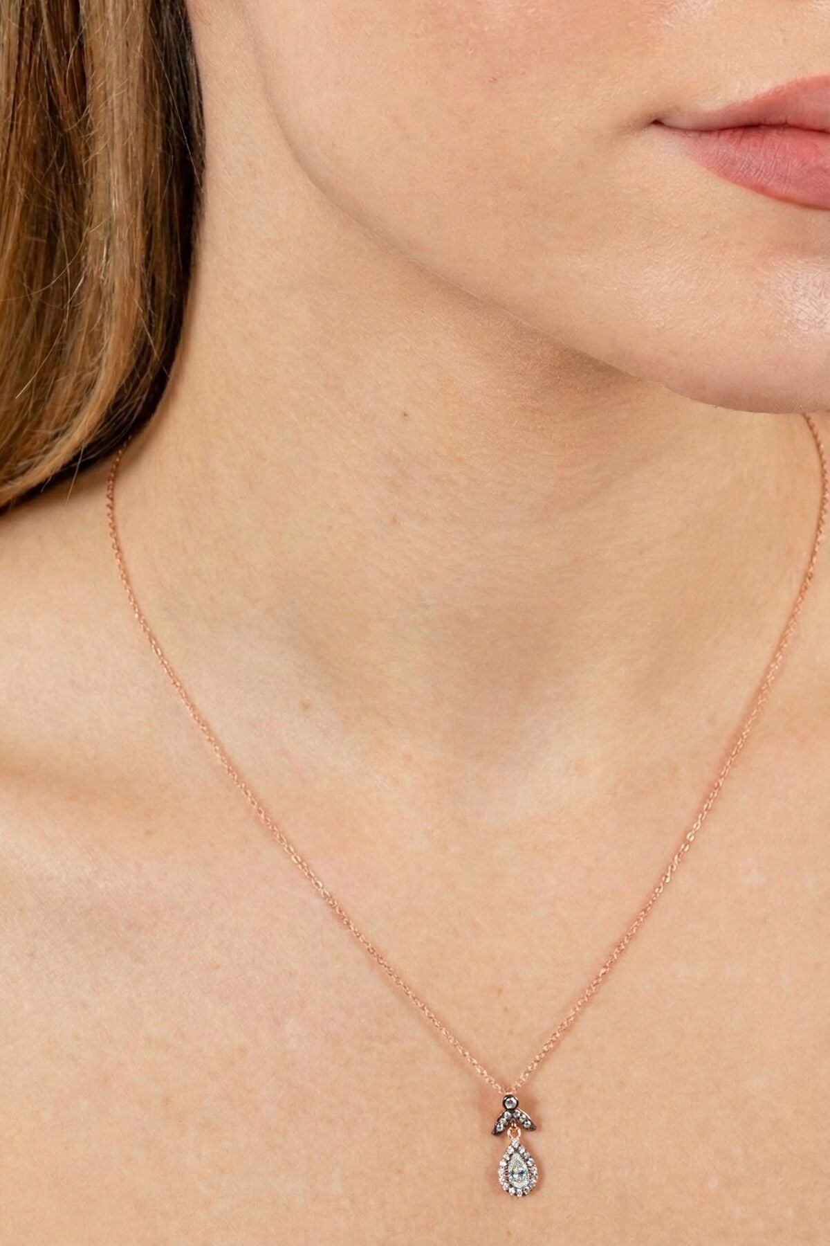 925 Ayar Gümüş Kolye Rose Gold Kaplama Elmas Montürlü Işıltılı Damla Kesim Zirkon Taşlı Kolye SGTL13229BEYAZ