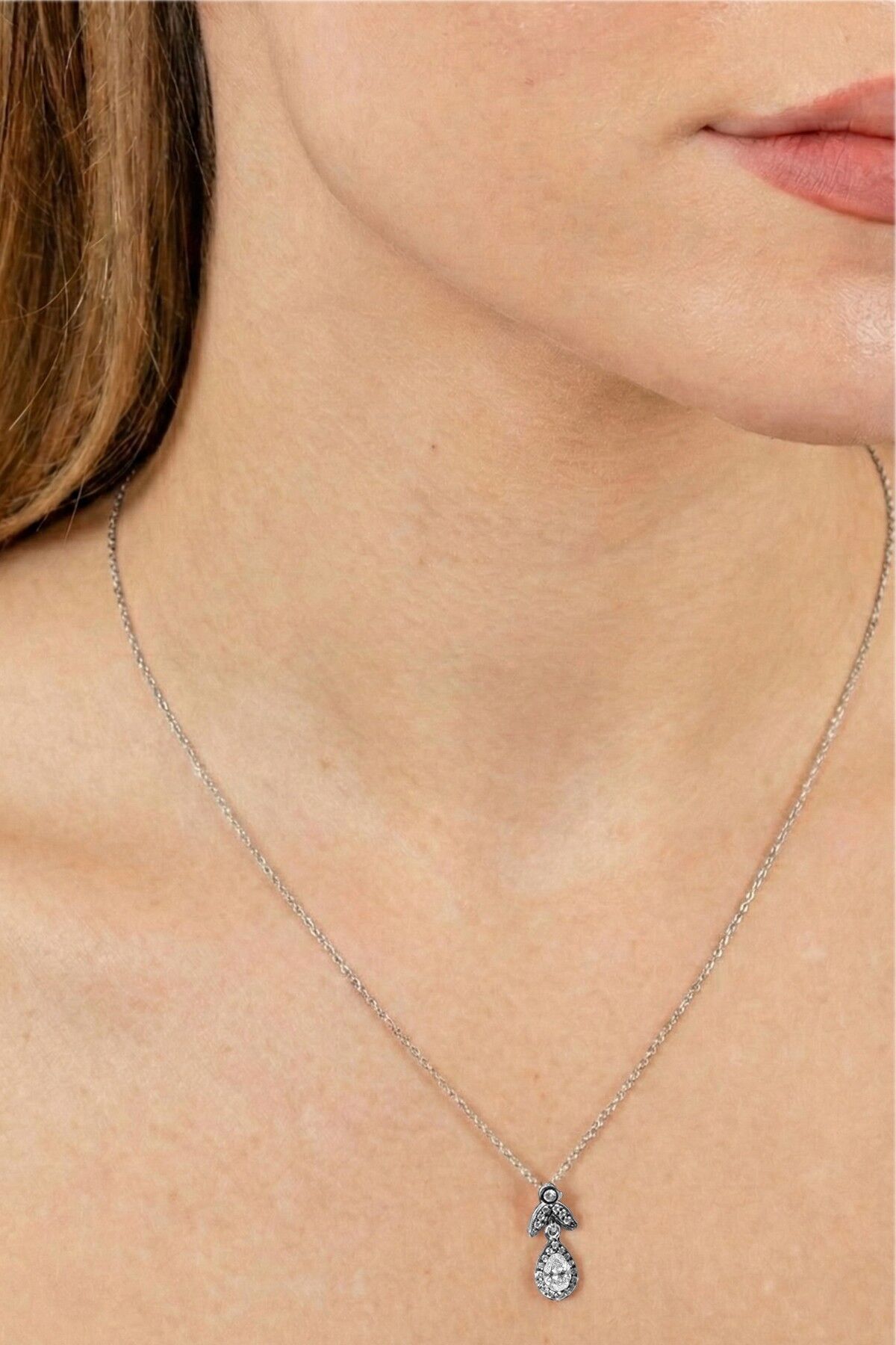 925 Ayar Gümüş Kolye Rodyum Kaplama Elmas Montürlü Işıltılı Damla Kesim Zirkon Taşlı Kolye SGTL13229GUMUS