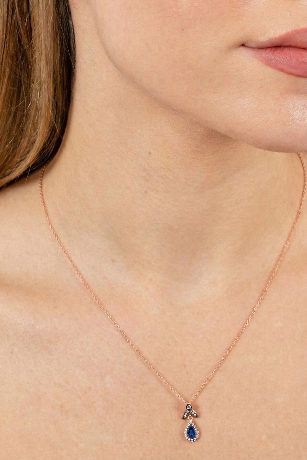 925 Ayar Gümüş Kolye Rose Gold Kaplama Elmas Montürlü Işıltılı Damla Kesim Safir Zirkon Taşlı Kolye SGTL13229LACIVERT