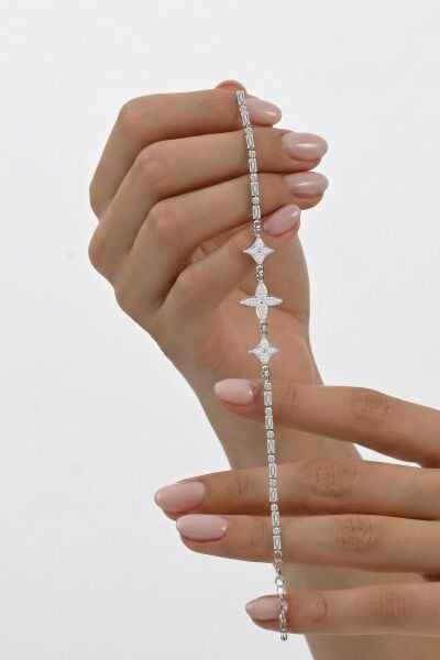 925 Ayar Gümüş Bileklik Yeni Sezon! Pırlanta Işıltılı Rodyumlu Baget Taşlı Yonca Figürlü Su Yolu Bileklik SGTL13232RODAJ