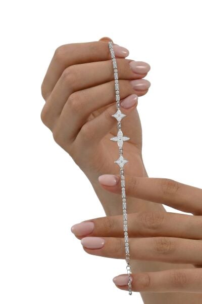 925 Ayar Gümüş Bileklik Yeni Sezon! Pırlanta Işıltılı Rodyumlu Baget Taşlı Yonca Figürlü Su Yolu Bileklik SGTL13232RODAJ