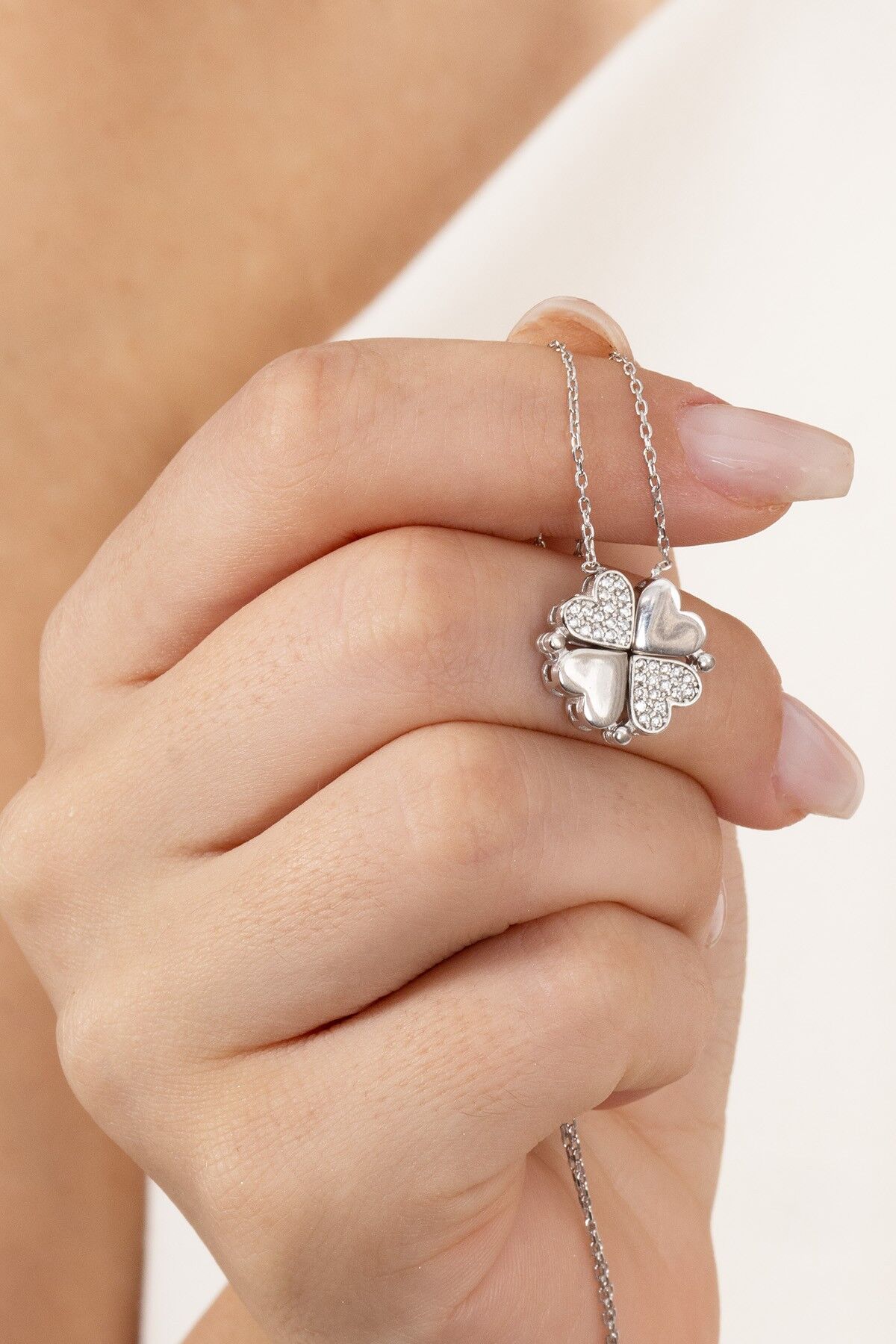 925 ayar gümüş rodyumlu zirkon taşlı mıknatıslı açılır kapanır yonca kolye. SGTL12356RODAJ