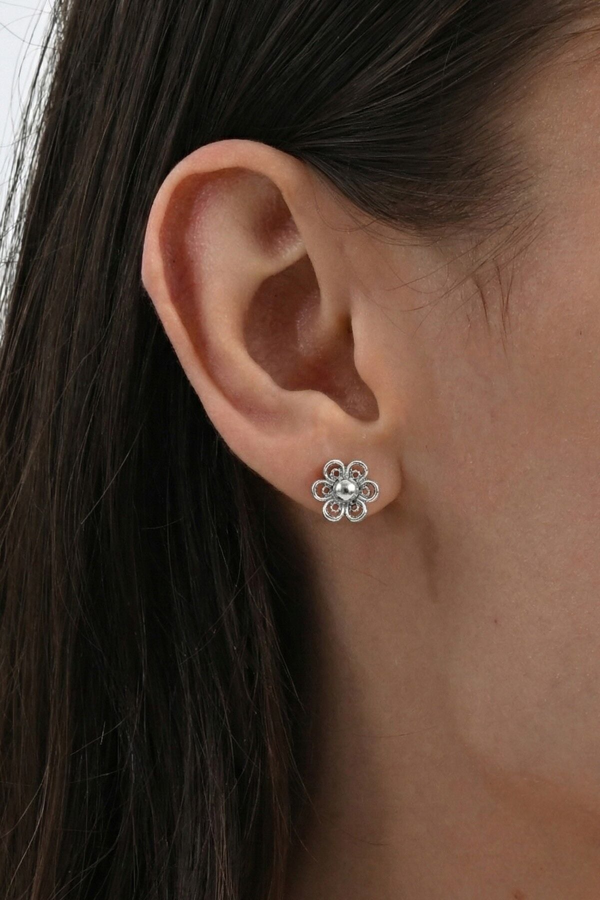 925 Ayar Gümüş Küpe Oksitli Telkari İşlemeli Papatya Modeli Vidalı Küpe SGTL13242GUMUS