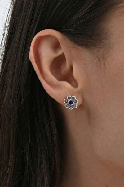 925 Ayar Gümüş Küpe Oksitli Telkari İşlemeli Lacivert Taşlı Papatya Modeli Vidalı Küpe SGTL13242LACIVERT