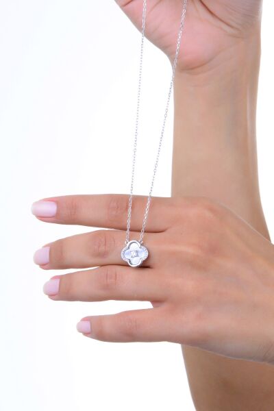 Gümüş rodyumlu zirkon ve sedef taşlı ortası tektaş detaylı yonca kolye SGTL12964RODAJ