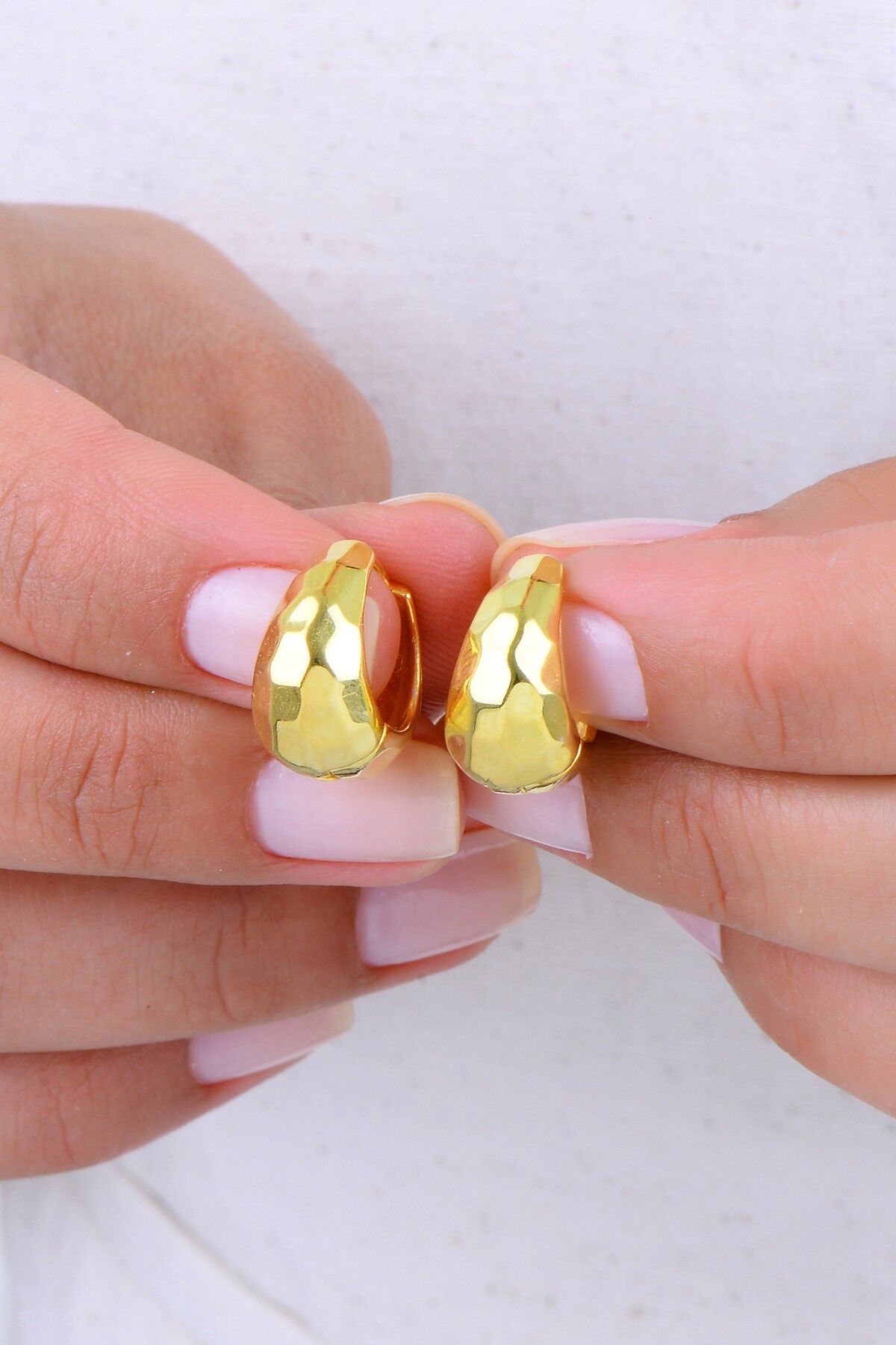 Gümüş altın yaldızlı üzeri desenli kavisli halka küpe SGTL12992GOLD