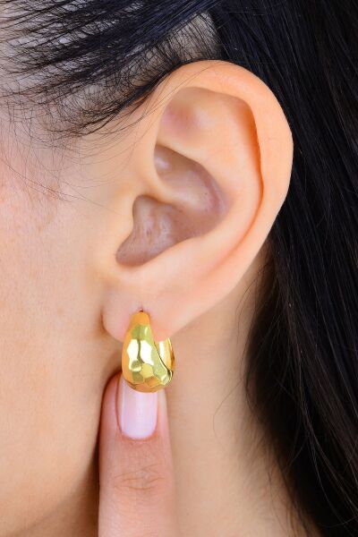 Gümüş altın yaldızlı üzeri desenli kavisli halka küpe SGTL12992GOLD