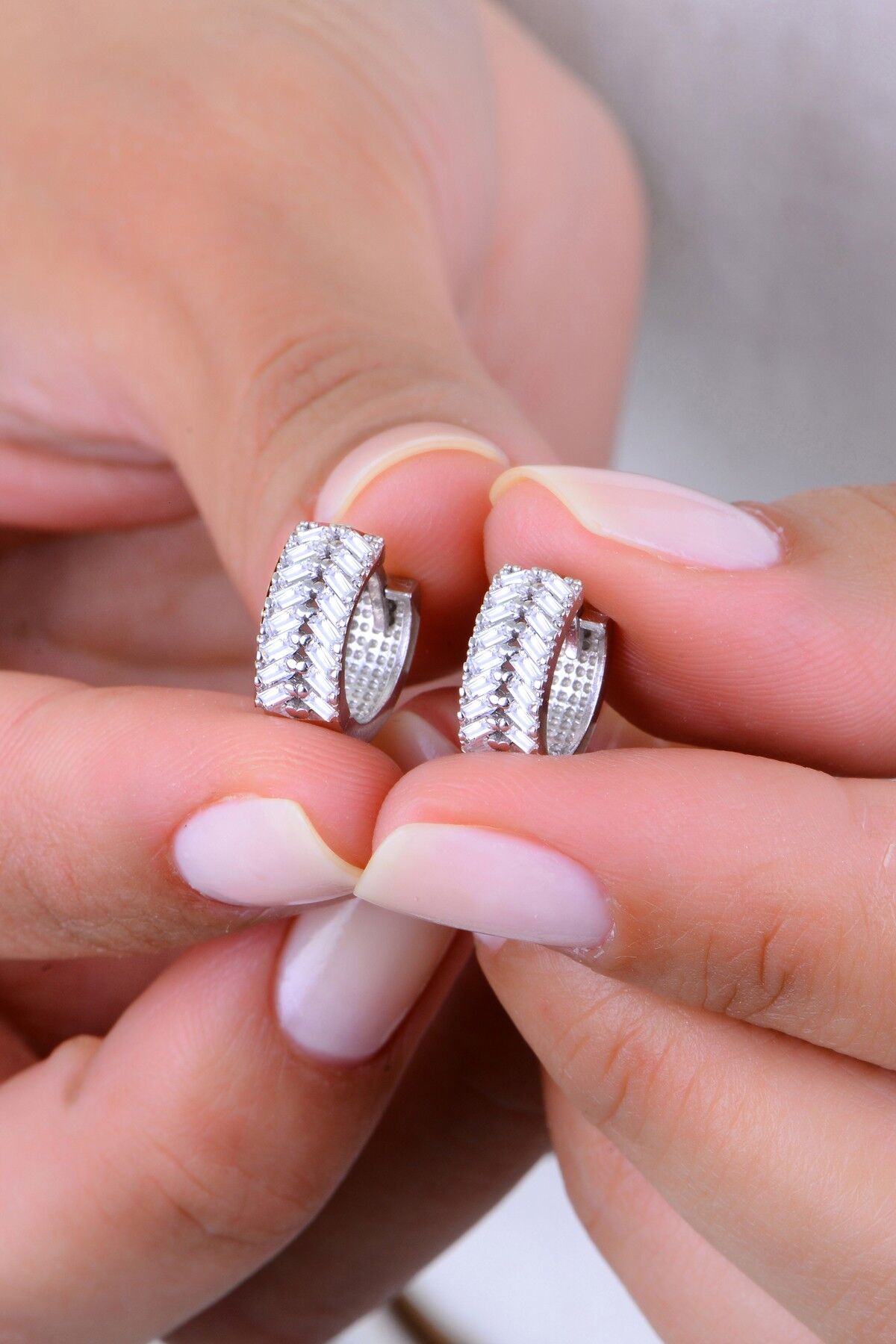 Gümüş rodyumlu baget kesim çift sıra zirkon taşlı halka küpe SGTL12995RODAJ