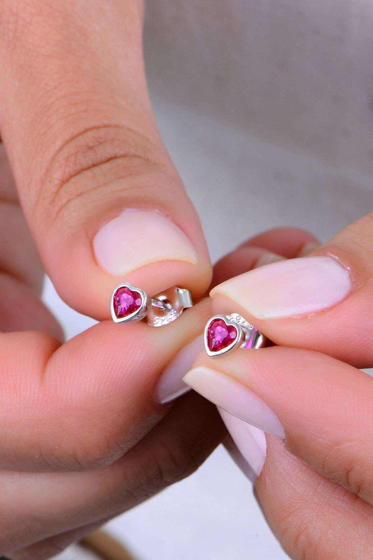 Gümüş rodyumlu fuşya taşlı sıvama modeli kalp küpe SGTL12997FUSYA