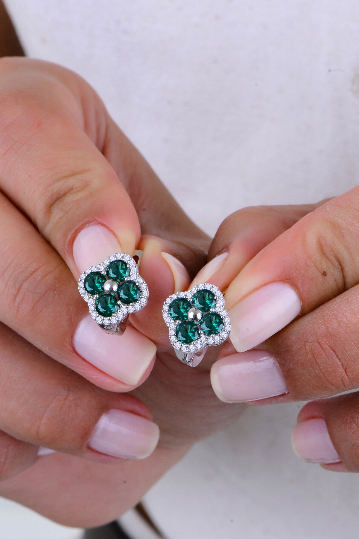 Gümüş rodyumlu yeşil zirkon taşlı trifolium yonca küpe SGTL13015YESIL