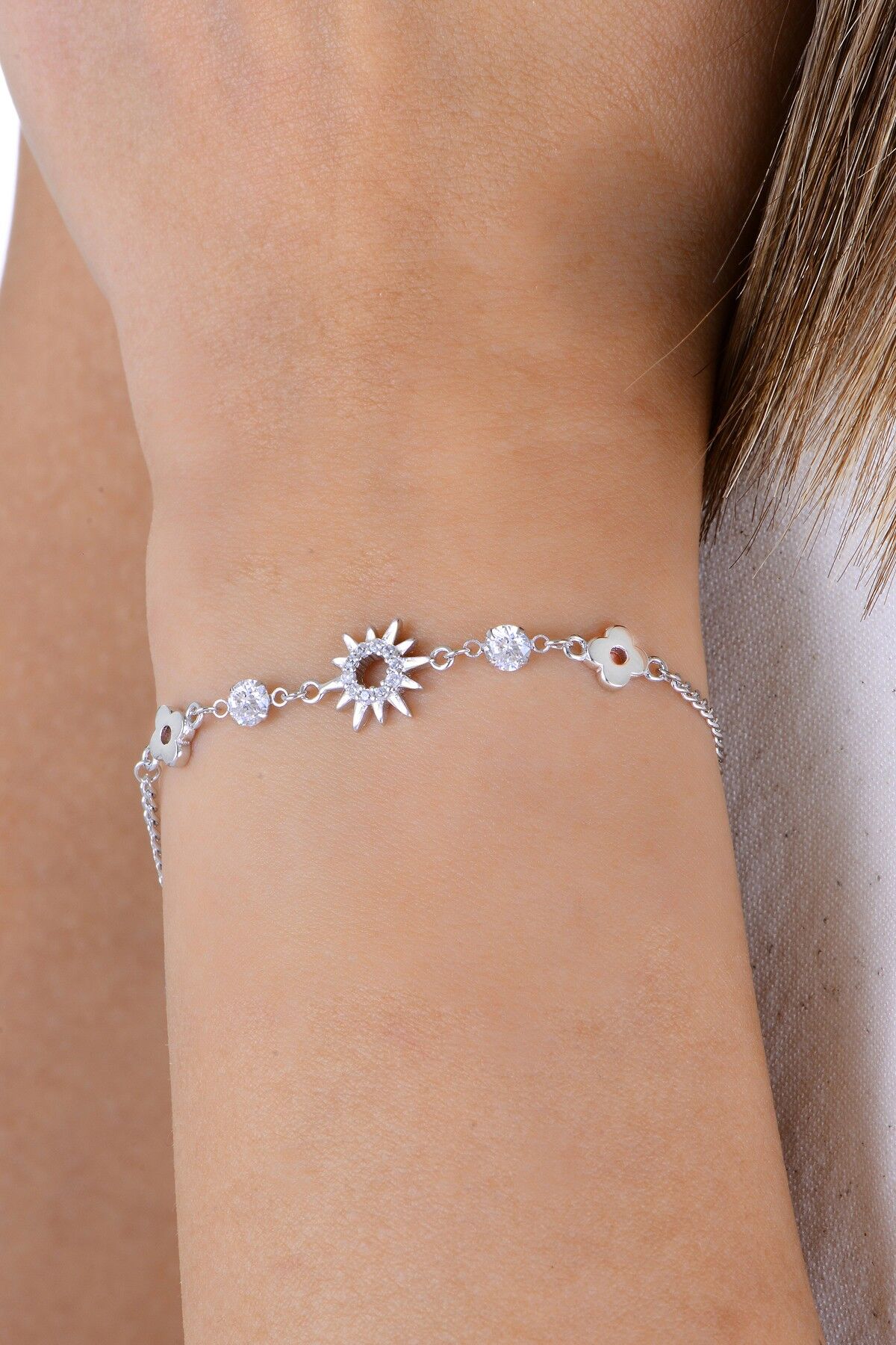 Gümüş rodyumlu, zirkon taşlı, yonca detaylı güneş bileklik SGTL13017RODAJ