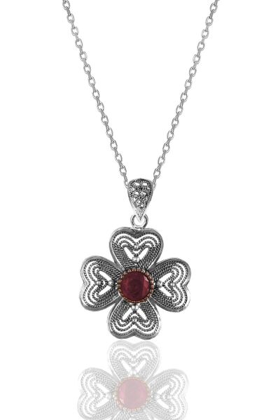 Gümüş kök yakut taşlı telkari işlemeli yonca kolye  SGTL12135KIRMIZI